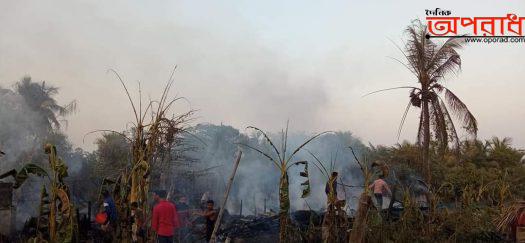 আগুন কেড়ে নিল ৩টি পরিবারের সর্বস্ব