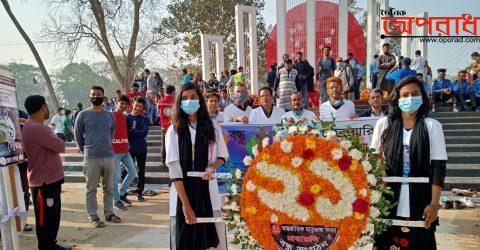 কুষ্টিয়ায় ‘বন্ধু’ সংগঠনের পক্ষে ভাষা শহীদদের প্রতি শ্রদ্ধা জানাতে পুষ্পস্তবক অর্পণ