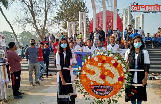 কুষ্টিয়ায় ‘বন্ধু’ সংগঠনের পক্ষে ভাষা শহীদদের প্রতি শ্রদ্ধা জানাতে পুষ্পস্তবক অর্পণ