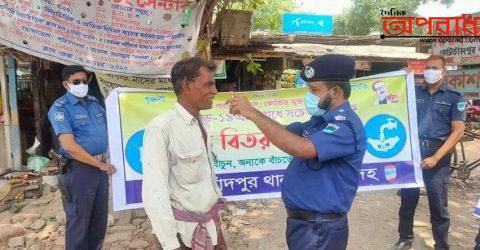 কোটচাঁদপুর মডেল থানার উদ্যোগে জনসাধারণের মাঝে ফ্রি মাস্ক বিতরণ