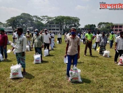 নোয়াখালীতে প্রধানমন্ত্রীর উপহার সামগ্রী বিতরণ  প্রধানমন্ত্রীর উপহার সামগ্রী বিতরণ ।