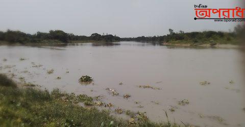 প্রাকৃতিক মৎস্য প্রজনন ক্ষেত্র হালদা নদীতে ডিম সংগ্রহের অপেক্ষায় হালদা পাড়ের জেলেরা,