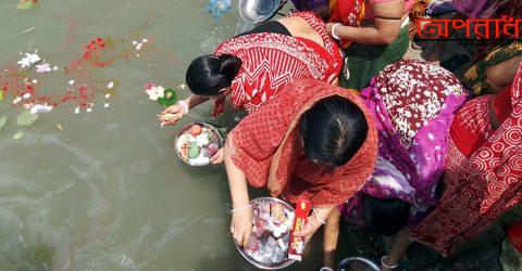 কলাপাড়ায় চৈত্র সংক্রান্তিতে করোনা থেকে মুক্তির লক্ষে নদীতে তেল, সিদুর দিয়ে সনাতন ধর্মাবলম্বীদের গঙ্গাপূজা অনুষ্ঠিত ॥