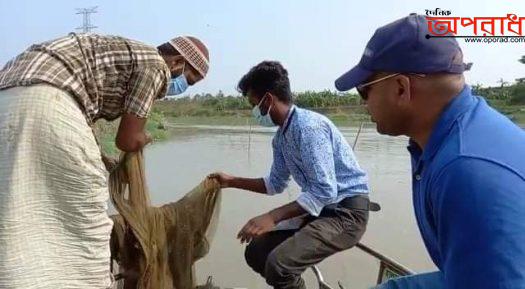 বঙ্গবন্ধু মৎস্য হেরিটেজ  হালদা নদীতে অভিযান ১০ হাজার মিটার জাল জব্দ করলেন ইউএনও রুহুল আমিন