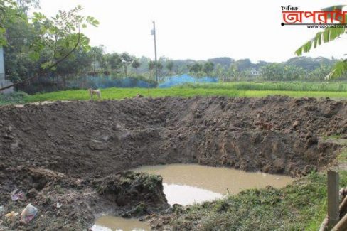 মুন্সীগঞ্জের সিরাজদিখানে জমি দখলের অভিযোগ  রাতের আধারে ভেকু দিয়ে জমি ভরাট।