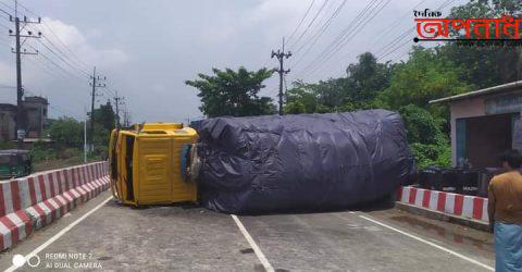 চট্টগ্রাম রাঙামাটি সড়কের হাটহাজারীর নন্দীরহাটে  উল্টে গেছে মালবোঝাই ট্রাক