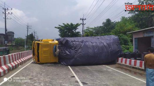 চট্টগ্রাম রাঙামাটি সড়কের হাটহাজারীর নন্দীরহাটে  উল্টে গেছে মালবোঝাই ট্রাক