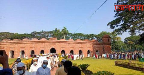 স্বাস্থ্যবিধি মেনে বাগেরহাটের ষাটগম্বুজ মসজিদে ঈদের জামাত অনুষ্ঠিত।