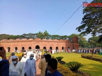 স্বাস্থ্যবিধি মেনে বাগেরহাটের ষাটগম্বুজ মসজিদে ঈদের জামাত অনুষ্ঠিত।