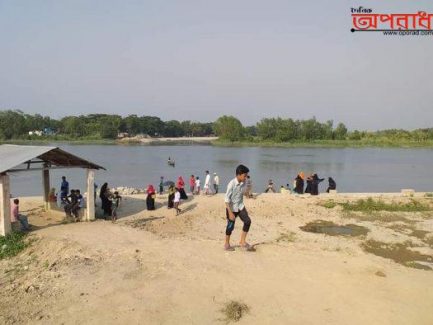 করোনায়ও এবার ঈদ উপলক্ষে  শরণার্থীদের পদচারনায় মুখোর হলো হালদার পাড়