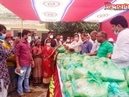 মুন্সীগঞ্জের সিরাজদিখানে জাগরণী সংসদের উদ্যোগে ঈদ উপহার সামগ্রী বিতরণ ।