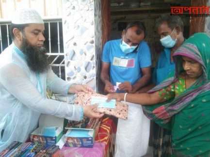 মোংলায় দুস্থদের শাড়ী-লুঙ্গি দিলেন আ’লীগ নেতা আলহাজ্ব শেখ কামরুজ্জামান জসিম