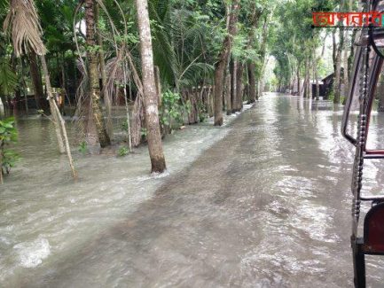 পিরোজপুরের কাউখালীতে একটি ঘরের আশায় হোসনেয়ারা বেগম জরাজীর্ন ভাঙ্গা ঘরে