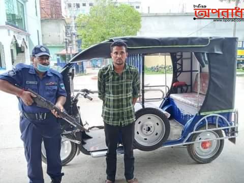 কুষ্টিয়ায় পুলিশ পরিচয়ে অটোবাইক ছিনতাই, প্রতারক যুবক আটক।