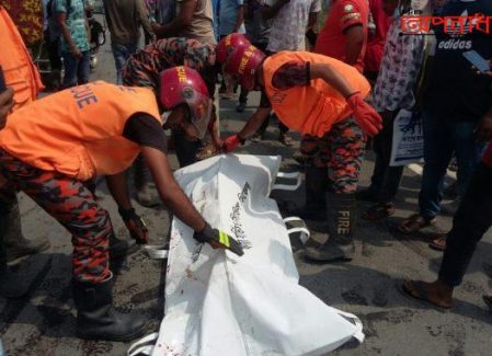 মুন্সীগঞ্জের শ্রীনগর উপজেলার রাঢ়ীখালে গৃহবধুর গলা কাটা লাশ উদ্ধার করেছে পুলিশ।