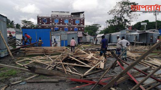 কুয়াকাটায় অর্ধশতাধিক অবৈধ স্থাপনা উচ্ছেদের সময় নিবার্হী ম্যাজিস্ট্রেট ও মেয়রের বাক-বিতন্ডা ॥