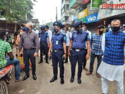 লকডাউনের দ্বিতীয় দিনেও কঠোর অবস্থানে রাজবাড়ী জেলা পুলিশ ও প্রশাসন