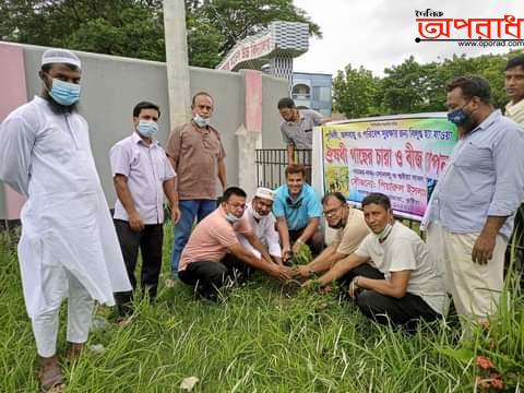 ভেড়ামারা দু’টি বিদ্যালয়ে  বিলুপ্তপ্রায় ভেষজ গাছ সোনালু ও গুয়ে বাবলা’র চারা রোপণ করলেন গাছ প্রেমিক পিয়ারুল।