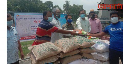 নওগাঁর আত্রাইয়ে কৃষকের মাঝে বিনা মূল্যে বীজ ও সার বিতরণ