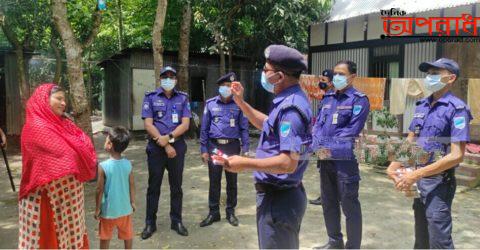 মুন্সীগঞ্জের সিরাজদিখানে বাড়ি বাড়ি গিয়ে বিট পুলিশিং নাম্বার স্টিকার স্থাপন উদ্বোধন।