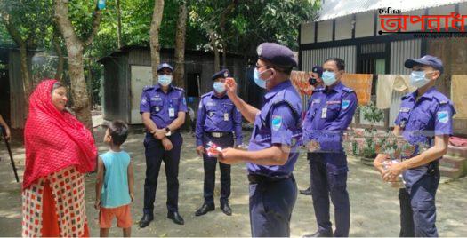 মুন্সীগঞ্জের সিরাজদিখানে বাড়ি বাড়ি গিয়ে বিট পুলিশিং নাম্বার স্টিকার স্থাপন উদ্বোধন।