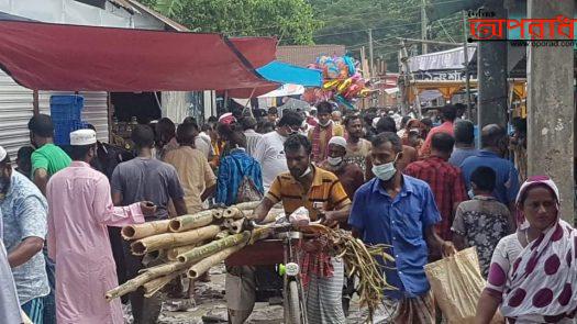 কঠোর লক ডাউনের মধ্যেও মুন্সীগঞ্জের গোয়ালীমন্দ্রায় প্রশাষনের ছত্রছায়ায় বসেছে হাটঃ