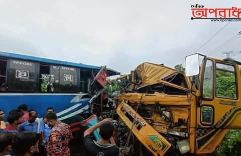 কুষ্টিয়ার ভেড়ামারায়  ট্রাক ও বাসের মুখোমুখি সংঘর্ষে আহত-২০, নিহত-১