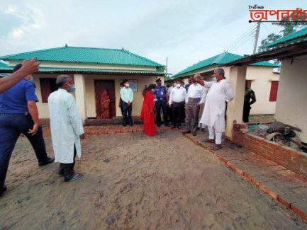 বগুড়ার আদমদীঘিতে প্রধান মন্ত্রীর দুর্যোগ সহনীয় বাড়ি অনিয়ম, দুর্নীতি তদন্তে পরিদর্শনে বিভাগীয় কমিশনার