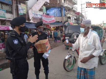 হাটহাজারীতে র‍্যাবের মাস্ক ও হ্যান্ড স্যানিটাইজার বিতরণ