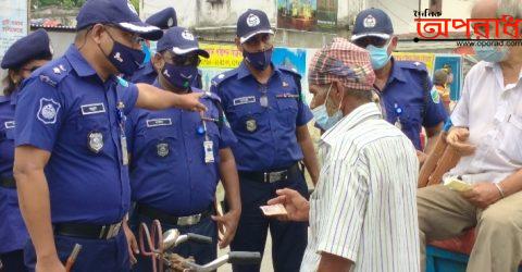 লকডাউন পরিদর্শনে এসে মানবতার দৃষ্টি স্থাপন করলেন নওগাঁ জেলা পুলিশ সুপার