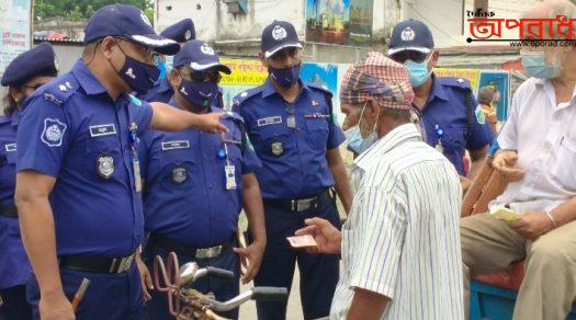 লকডাউন পরিদর্শনে এসে মানবতার দৃষ্টি স্থাপন করলেন নওগাঁ জেলা পুলিশ সুপার