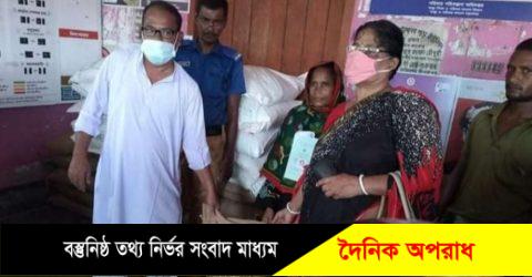 হাকিমপুর উপজেলার ১নং খট্টামাধব পাড়া ইউনিয়নে ৬১৫ জন কার্ডধারী দুস্থ পরিবারের মাঝে ৩০কেজি করে চাল বিতরনঃ