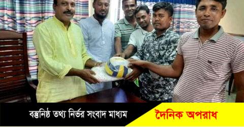 নন্দীগ্রামে ভাইস চেয়ারম্যানের   ভলিবল বিতরণ