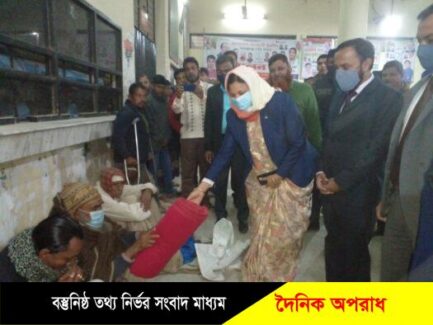 মাননীয় প্রধানমন্ত্রী জননেত্রী শেখ হাসিনা উপহার হিসেবে শায়েস্তাগঞ্জ রেলওয়ে ষ্টেশনে হতদরিদ্র পথচারীদের মাঝে অর্ধ শতাধিক শীত বস্ত্র বিতরণ করেন জেলা প্রশাসক ইসরাত জাহান।