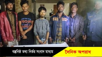 কক্সবাজারের মহেশখালীর সোনাদিয়া চ্যানেলে ডাকাতির প্রস্তুতিকালে পাঁচ জলদস্যুকে গ্রেফতার। বন্ধুক ও ধারালো অস্ত্র উদ্ধার।