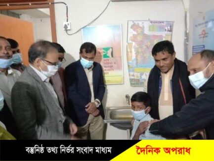 সেনবাগে শিক্ষার্থীদের করোনার টিকা দেওয়ার কার্যক্রমের উদ্বোধন।