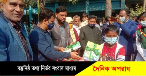 নওগাঁ জেলায় প্রাথমিক পর্যায়ে ১৩ লক্ষ ১ হাজার ২২৩ এবং মাধ্যমিক পর্যায়ে ৩৬ লক্ষ ৩২ বই বিতরন কার্যক্রম চলছে