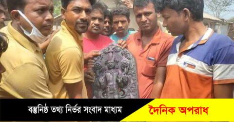 কুষ্টিয়ায় পুকুর খনন করতে গিয়ে পাওয়া গেল প্রাচীন মূর্তি