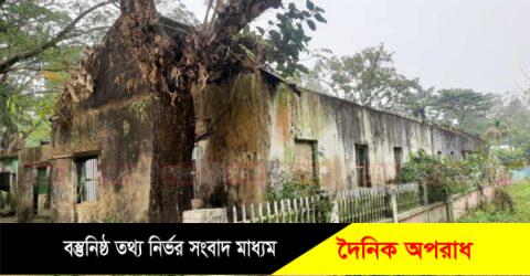 সেনবাগে জীবনের ঝুঁকি নিয়ে চলছে বিদ্যালয় পাঠদান।