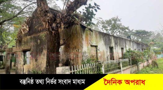 সেনবাগে জীবনের ঝুঁকি নিয়ে চলছে বিদ্যালয় পাঠদান।