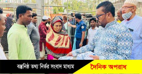 লালমোহনে প্রধানমন্ত্রী শেখ হাসিনার পক্ষ থেকে অসহায়, দুস্থ মানুষের হাতে ঈদ উপহার তুলে দিলেন – এমপি শাওন