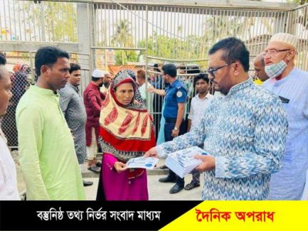 লালমোহনে প্রধানমন্ত্রী শেখ হাসিনার পক্ষ থেকে অসহায়, দুস্থ মানুষের হাতে ঈদ উপহার তুলে দিলেন – এমপি শাওন