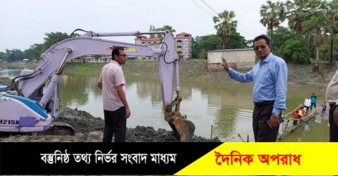 নোয়াখালী ব্রীজ ভেঙ্গে খালে পড়া সেই খালের উপর নির্মাণ হচ্ছে বেইলি ব্রীজ 