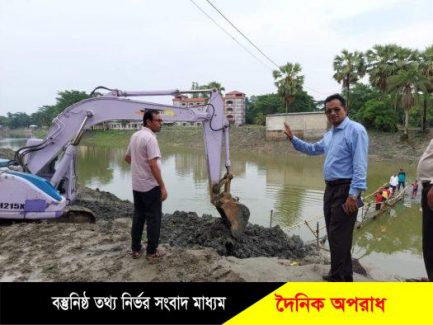 নোয়াখালী ব্রীজ ভেঙ্গে খালে পড়া সেই খালের উপর নির্মাণ হচ্ছে বেইলি ব্রীজ 