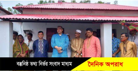 সিরাজদিখানে মুন্সীগঞ্জ ১ আসনের এমপি মাহী বি চৌধুরীর উপস্থিতিতে খুশিতে আত্মহারা  আশ্রয়ণ প্রকল্পের বাসিন্দারা।