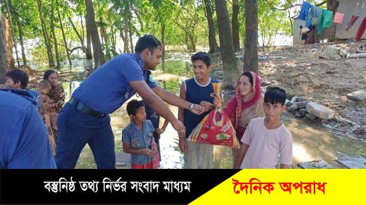 ত্রাণ নিয়ে বানভাসি মানুষের পাশে তাহিরপুর থানা পুলিশ