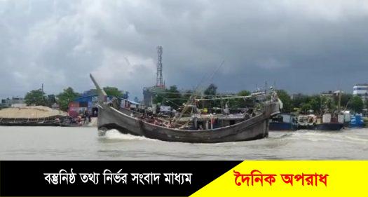 মধ্যরাত থেকে মাছ ধরা শুরু, সাগরে যেতে প্রস্তুত মোংলার জেলে