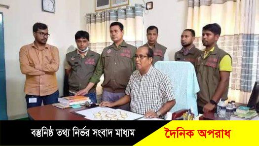 অভিনব কৌশলে স্বর্ণ পাচারের সময় এক নারী পাচারকারী আটক