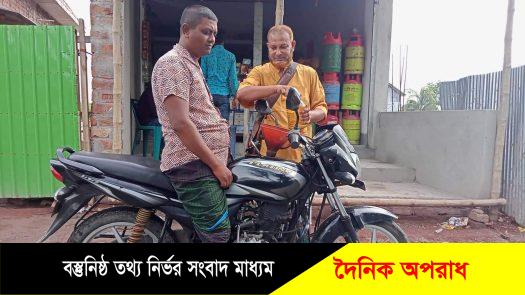 মোংলায় পূর্বের দামেই তেল বিক্রি করলেন দোকানদার আঃ আজিজ