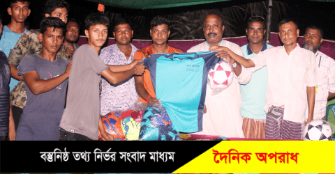 নন্দীগ্রামে খেলোয়াড়দের মাঝে ফুটবল ও জার্সি বিতরণ